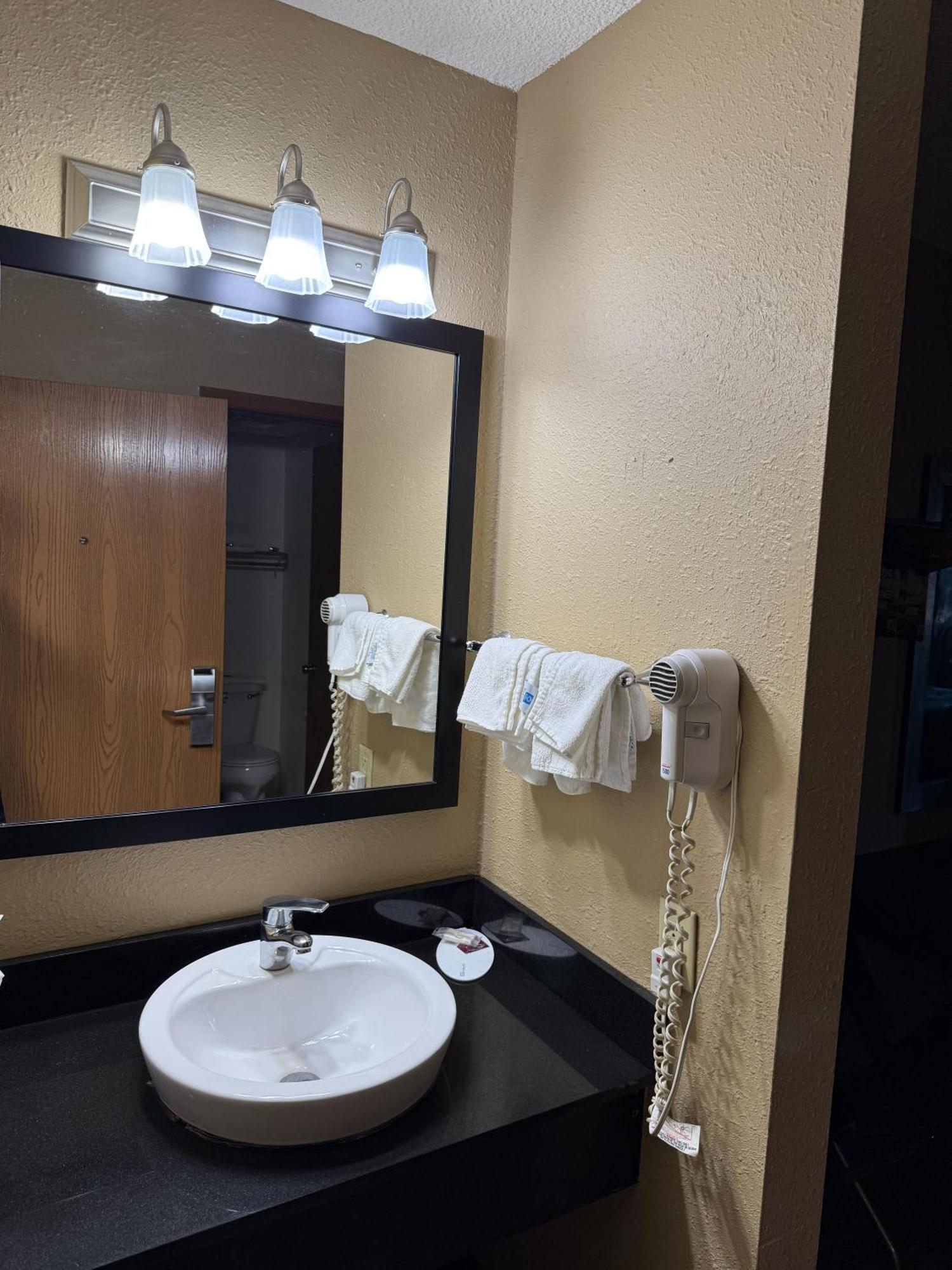 Hotel Super 8 By Wyndham I-39 2*