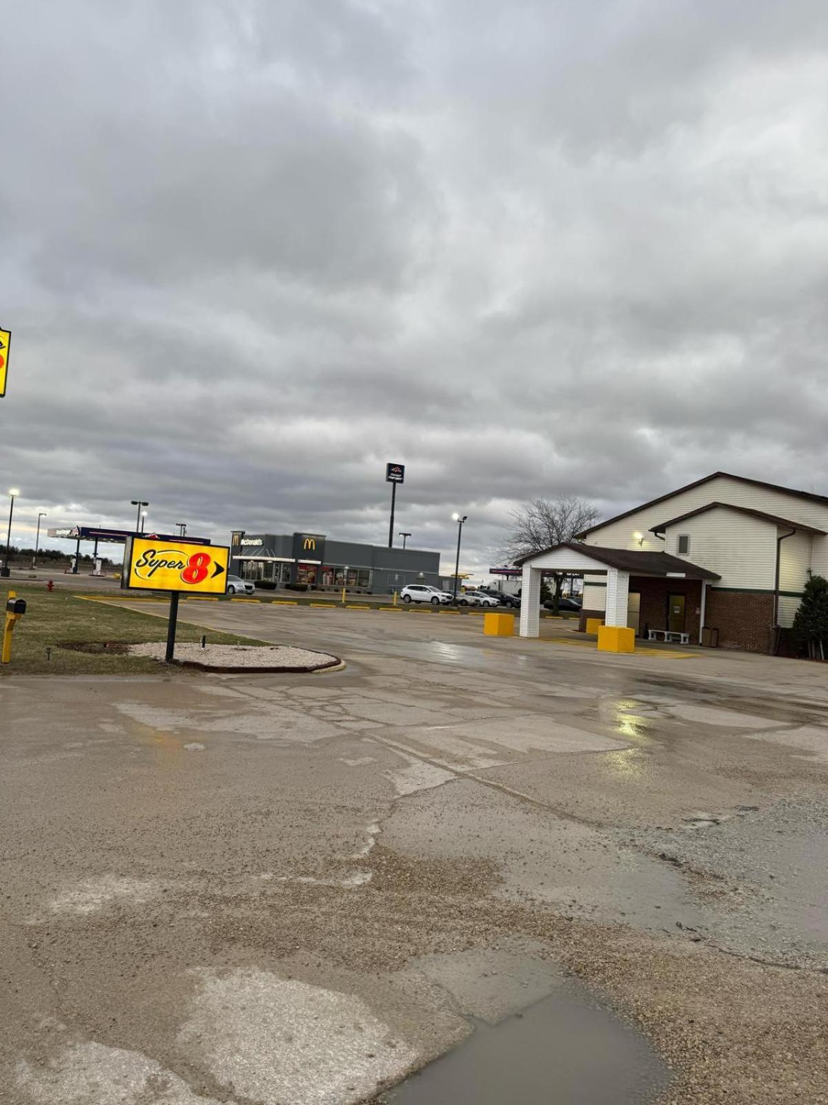 Super 8 By Wyndham I-39 Hotel